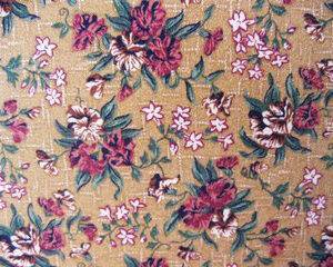 Tessuto americano ideale per patchwork, quilt e cucito creativo, realizzato in cotone 100% con motivi floreali in altezza di cm 110.