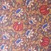 Tessuto americano ideale per patchwork, quilt e cucito creativo, realizzato in cotone 100% con motivi floreali in altezza di cm 110.