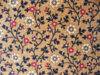 Tessuto americano ideale per patchwork, quilt e cucito creativo, realizzato in cotone 100% con motivi floreali in altezza di cm 110.
