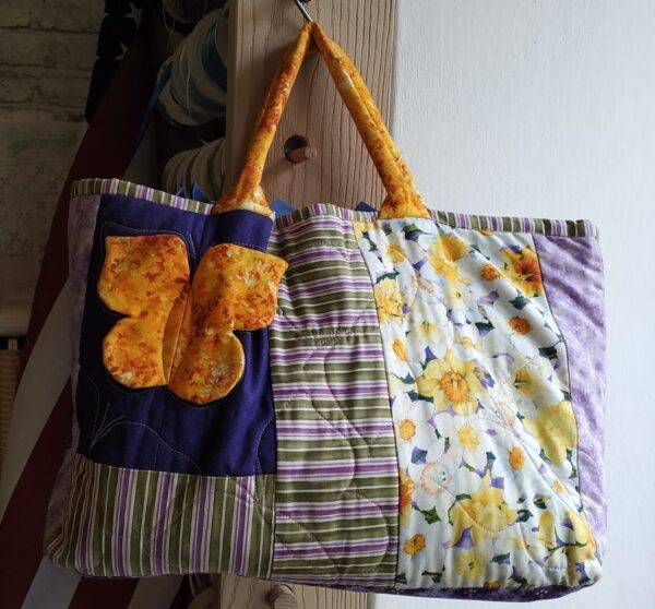 Capiente borsa patchwork imbottita,  realizzata in tessuto di cotone 100% americano.