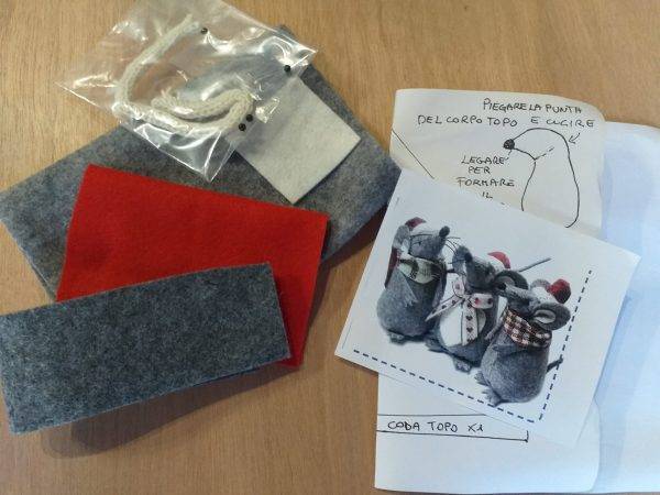 Kit competo di: tessuto, accessori, istruzioni e modello per realizzare il prodotto.