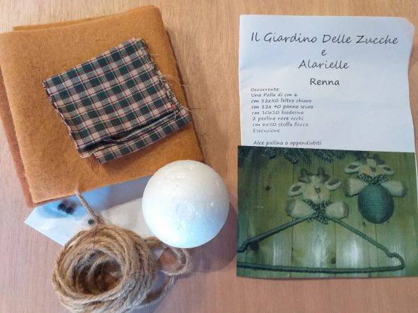 Kit competo di: tessuto, accessori, istruzioni e modello per realizzare il prodotto.