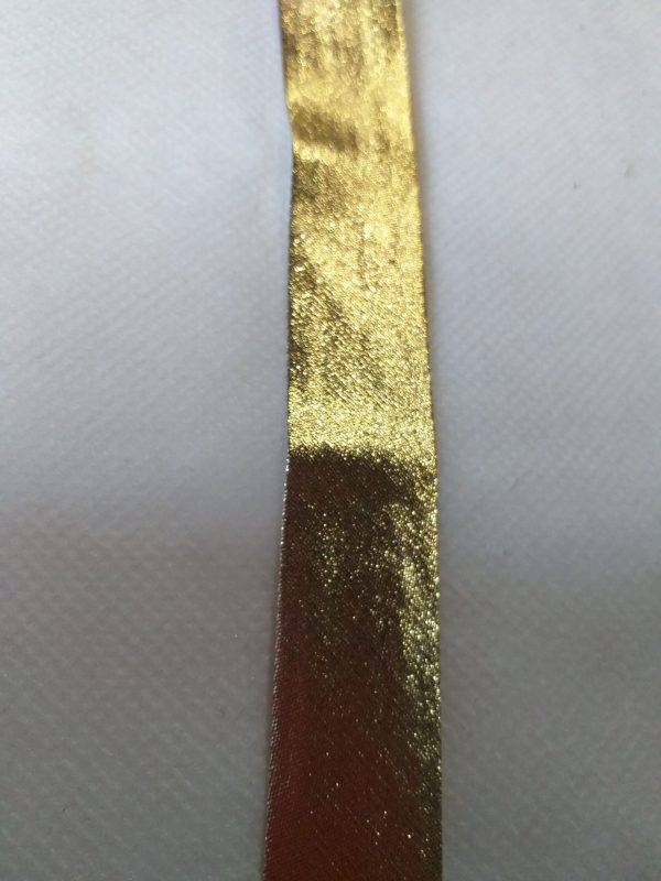 Sbieco oro. Altezza 20 mm.