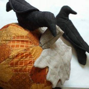 Il kit comprende: tessuto 100% cotone americano e modello per realizzare la "zucca di halloween".