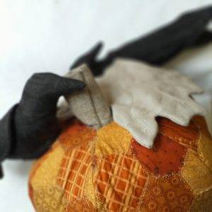 Il kit comprende: tessuto 100% cotone americano e modello per realizzare la "zucca di halloween".