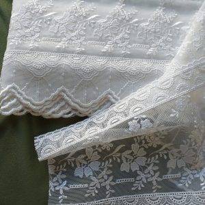 Pizzo avorio. Altezza: 20 cm.