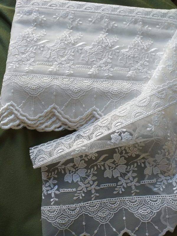 Pizzo avorio. Altezza: 20 cm.