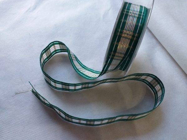 Nastro "scozzese" verde/oro. Altezza 25 mm. Altezza 10 cm.