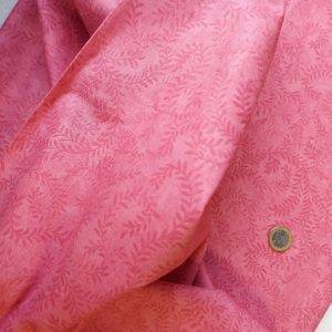 Tessuto americano ideale per patchwork, quilt e cucito creativo realizzato in cotone 100% in altezza di cm 110.