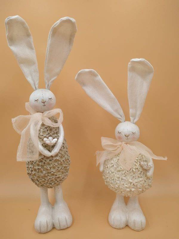 Coniglietti in resina, con orecchie in stoffa, animate, e fiocco in organza.